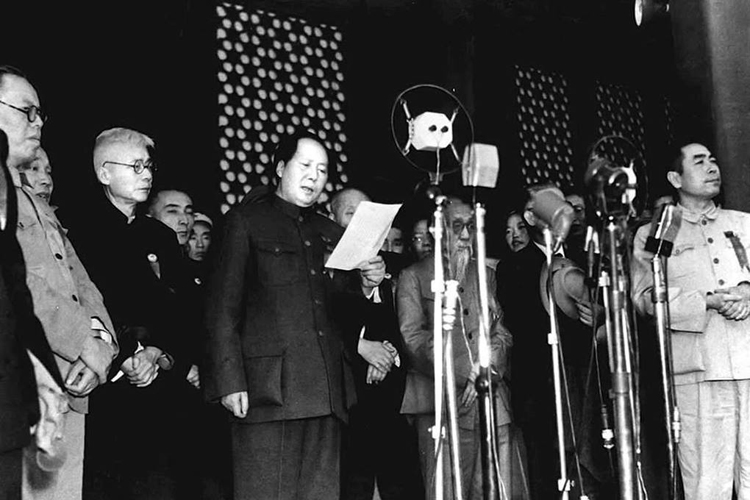 Lãnh đạo Trung Quốc Mao Trạch Đông (giữa) tuyên bố thành lập nước Cộng hòa Nhân dân Trung Hoa vào ngày 1/10/1949 tại Bắc Kinh. (Ảnh: Hou Bo)