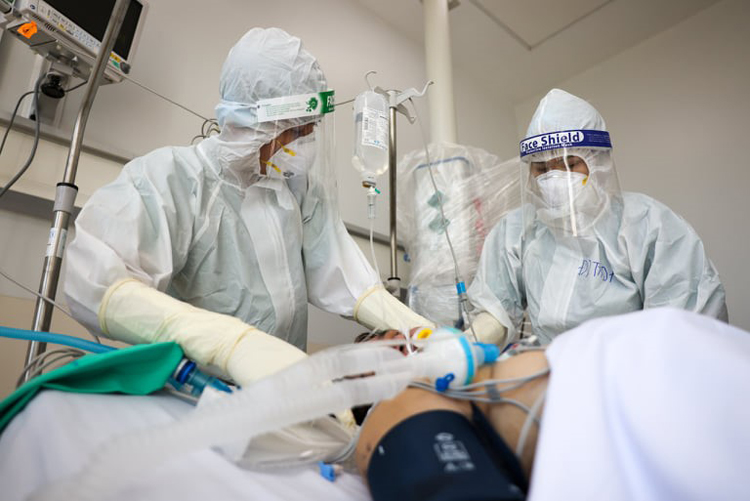 Điều trị bệnh nhân nặng tại Bệnh viện Hồi sức Covid-19 TP. Hồ Chí Minh. (Ảnh: Hải An)