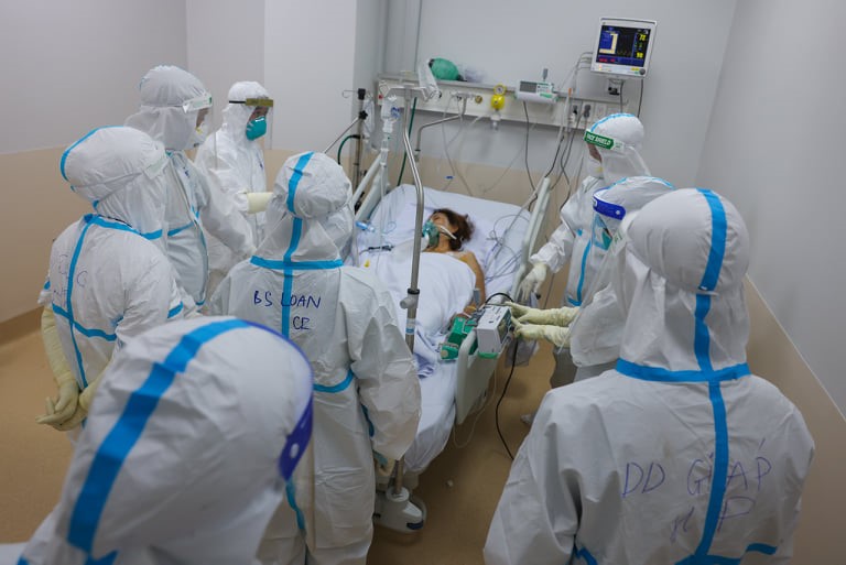 Công tác điều trị tại Bệnh viện Hồi sức Covid-19 TP. Hồ Chí Minh có sự tham gia của y bác sĩ từ nhiều bệnh viện và tỉnh, thành. (Ảnh: Hải An)