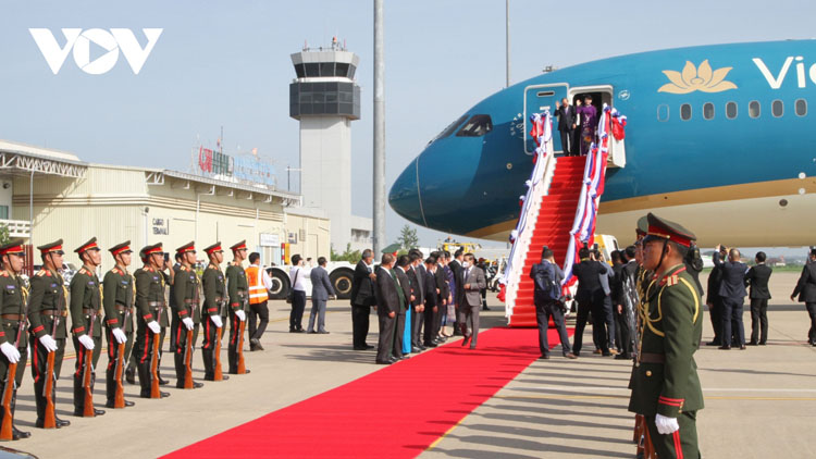 Chủ tịch nước và Phu nhân đến sân bay quốc tế Wattay, Thủ đô Vientiane.