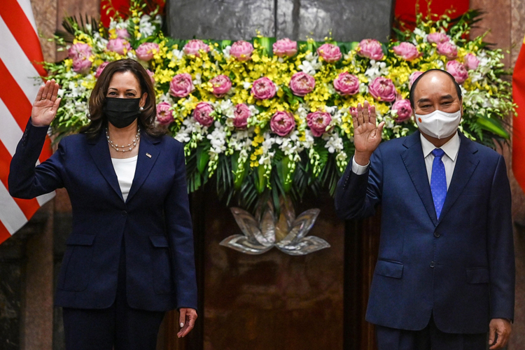 Chủ tịch nước Nguyễn Xuân Phúc và Phó Tổng thống Hoa Kỳ Kamala Harris. (Ảnh: Reuters)