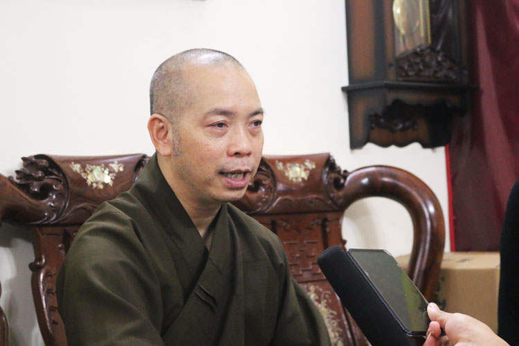 Thượng tọa Thích Quang Thạnh thông tin báo chí về kế hoạch tổ chức cho người dân nhận diện các hũ cốt.