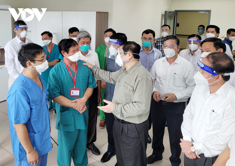 Thủ tướng kiểm tra nơi quản lý và điều trị các trường hợp F0 thuộc tầng 1 của tháp điều trị, đặt tại Trường Tiểu học Bình Thuận, phường Thuận Giao, TP Thuận An.
