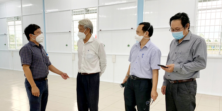 Đoàn công tác Bộ Y tế khảo sát việc nâng cấp, xây dựng Bệnh viện Hồi sức tích cực (ICU) tại Bệnh viện Dã chiến số 1 tỉnh Trà Vinh. BS Hoàng Trọng Hanh (thứ 2 từ phải sang).