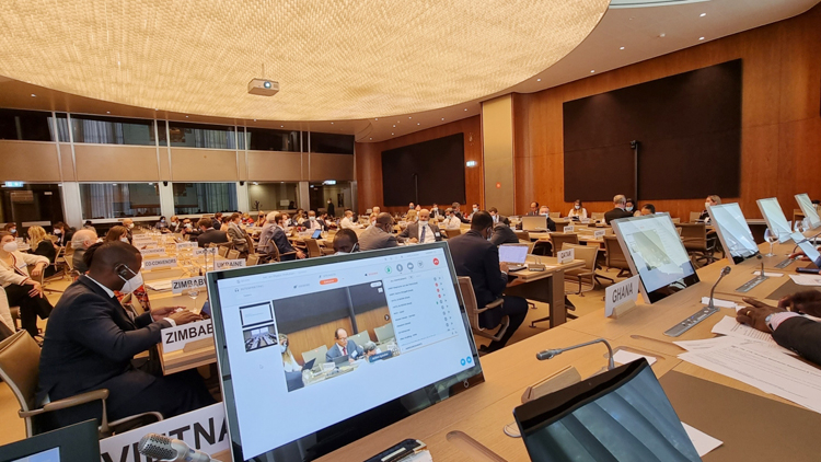 Toàn cảnh các đại biểu tham dự Hội nghị trực tiếp ở Trụ sở WTO, Genève, Thụy Sỹ.