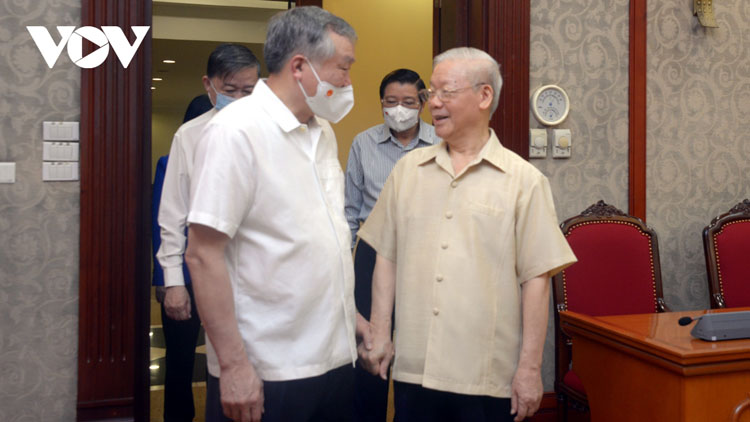 Tổng Bí thư Nguyễn Phú Trọng trao đổi với các đồng chí trong Bộ Chính trị tại cuộc họp.