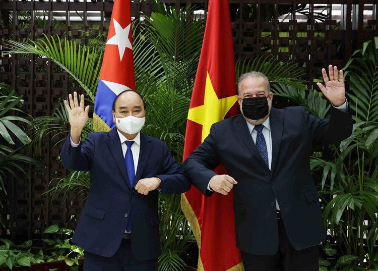 Chủ tịch nước Nguyễn Xuân Phúc hội kiến Thủ tướng Cuba Manuel Marrero Cruz.