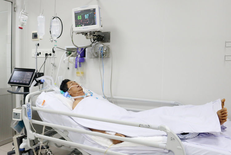 Bệnh nhân đang thở máy tại Bệnh viện Chợ Rẫy.