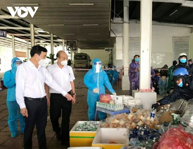 Ông Lê Trung Chinh, Chủ tịch UBND thành phố Đà Nẵng (bên trái) kiểm tra trạm dừng chân, vệ sinh môi trường, nơi cung cấp thực phẩm hỗ trợ người dân.