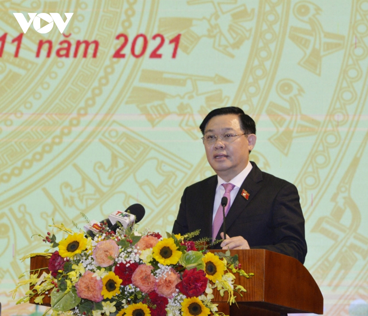 Chủ tịch Quốc hội Vương Đình Huệ phát biểu tại buổi tiếp xúc.