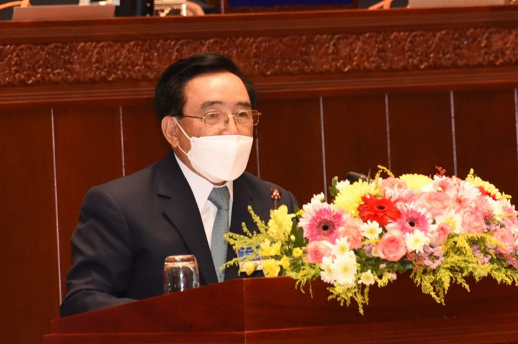 Thủ tướng Lào Phankham Viphavanh báo cáo trước Quốc hội về Chương trình quốc gia về giải quyết vấn đề ma túy.