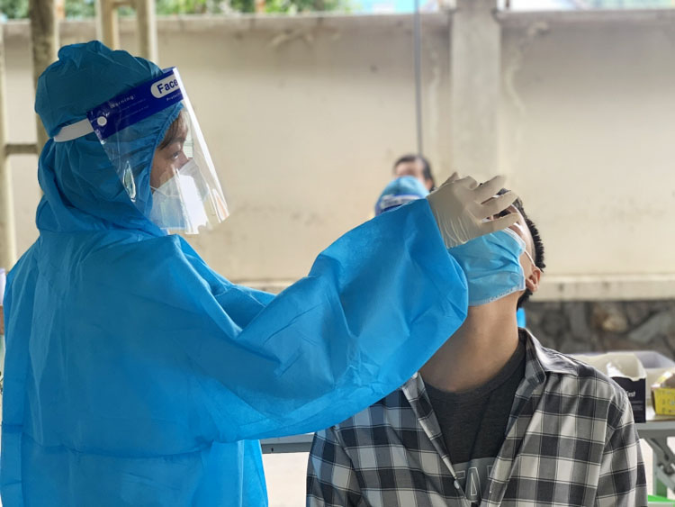 Lấy mẫu xét nghiệm tại trạm y tế lưu động đặt tại Phòng khám đa khoa Sài Gòn Tân Thuận. (Ảnh: Kim Dung).