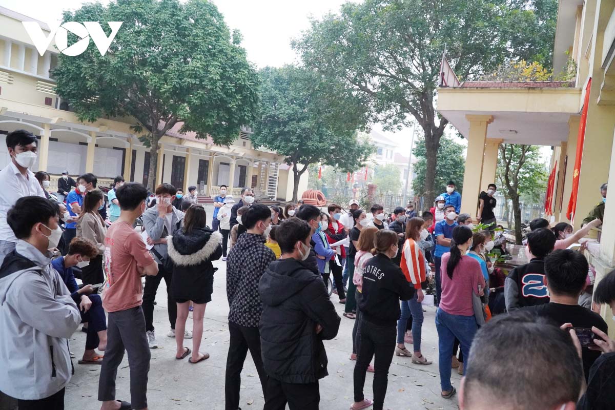 Hàng ngày tại UBND phường Phù Chẩn có hàng trăm công nhân và người dân đến xin giấy xác nhận khỏi COVID-19.