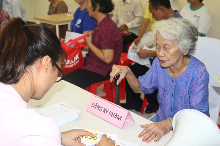 Quận Tân Bình, TPHCM tổ chức khám sức khỏe cho người cao tuổi.