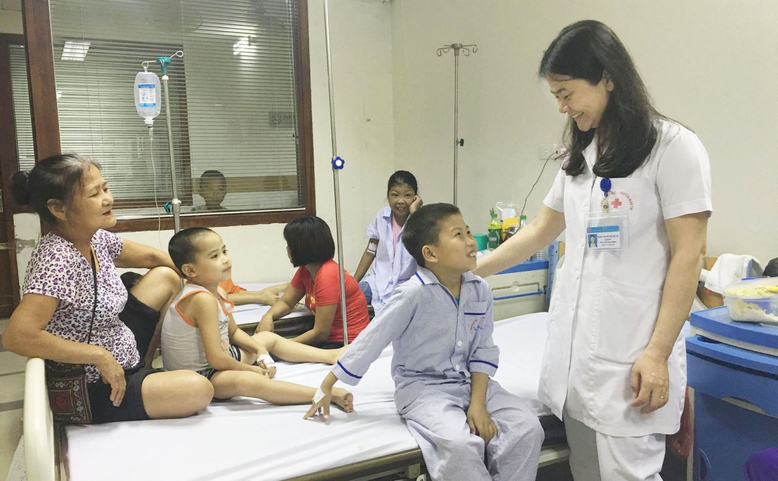 TS.BS Nguyễn Thị Thu Hà, Giám đốc Trung tâm Thalassemia thăm hỏi người bệnh điều trị nội trú tại Viện Huyết học - Truyền máu Trung ương. (Ảnh tư liệu: H.G)