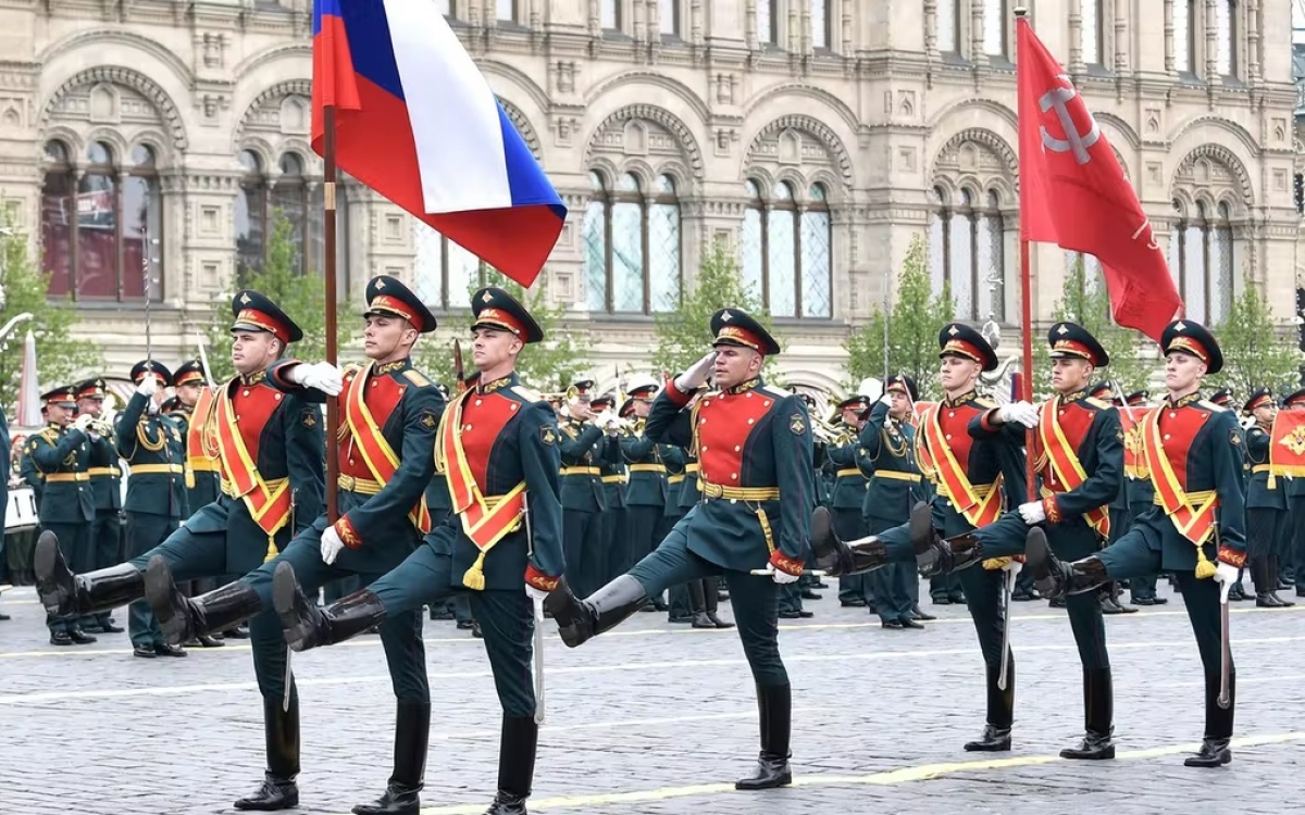 Một lễ duyệt binh trên Quảng trường Đỏ kỷ niệm ngày Chiến thắng phát xít 9/5. Phía sau quốc kỳ Nga là lá quân kỳ Hồng quân với biểu tượng búa liềm. (Ảnh: Alamy)