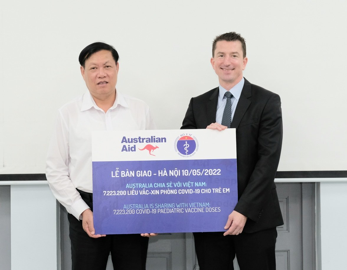 Thứ trưởng Đỗ Xuân Tuyên tiếp nhận tượng trưng hơn 7,2 triệu liều vaccine Australia tặng Việt Nam.