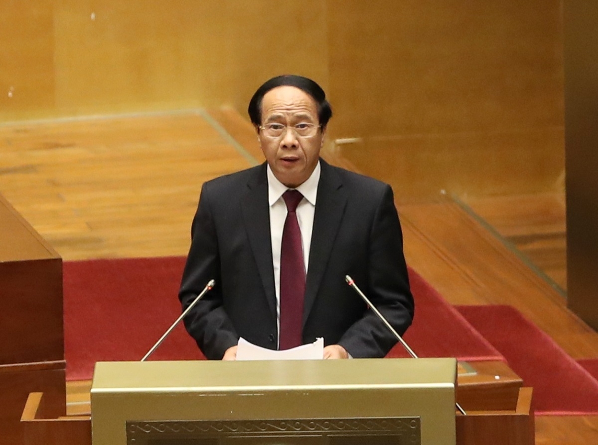 Phó Thủ tướng Lê Văn Thành báo cáo trước Quốc hội về tình hình kinh tế-xã hội.
