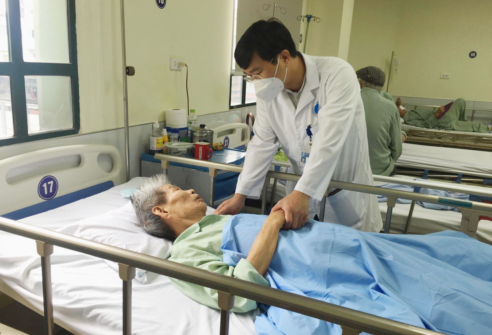 ThS.BS Nguyễn Hồng Long thăm khám cho người bệnh điều trị nội trú tại Bệnh viện Hữu Nghị.