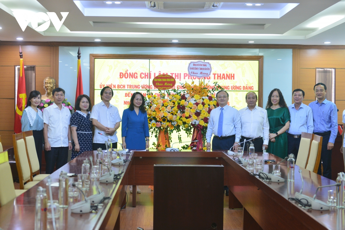 Bà Lâm Thị Phương Thanh, Ủy viên Trung ương Đảng, Phó Chánh Văn phòng Trung ương Đảng dẫn đầu đoàn tới thăm, tặng hoa và chúc mừng đội ngũ những người làm báo của Đài Tiếng nói Việt Nam.
