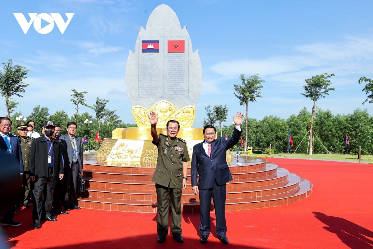 Thủ tướng Phạm Minh Chính và Thủ tướng Hun Sen tại Lễ kỷ niệm 45 năm “Hành trình hướng tới lật đổ chế độ diệt chủng Pol Pot” ngày 20/6 tại tỉnh Bình Phước. (Ảnh: Vũ Khuyên)
