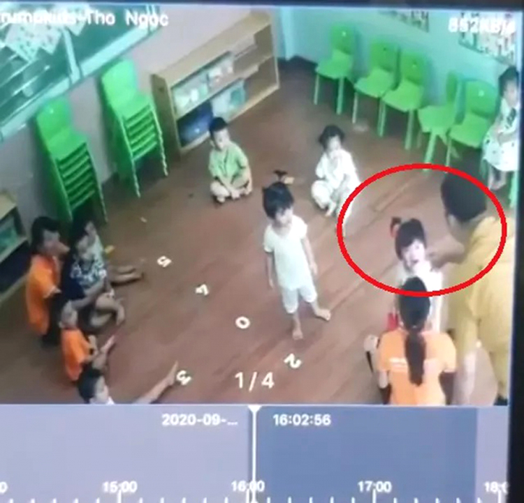 Bé gái 2 tuổi bị phụ huynh của bạn bạo hành - ảnh cắt từ clip