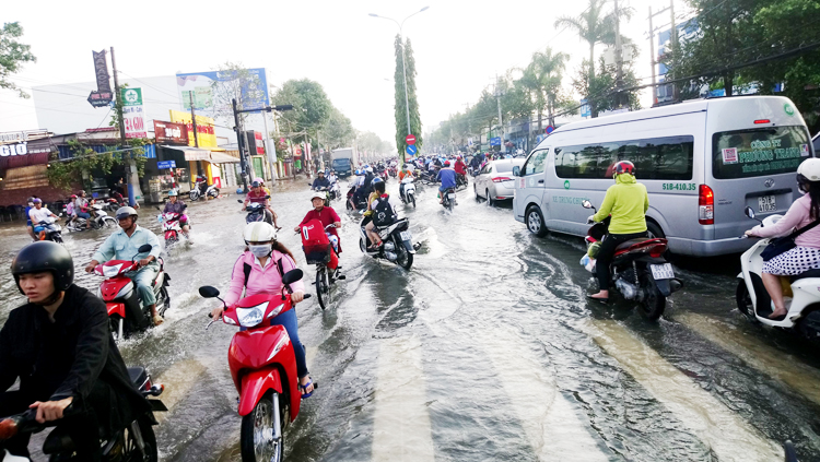 Giao thông hỗn loạn khi di chuyển trên những tuyến đường bị nước ngập. (Ảnh: Đoạn đường Nguyễn Văn Cừ trong đợt triều cường năm 2019). 