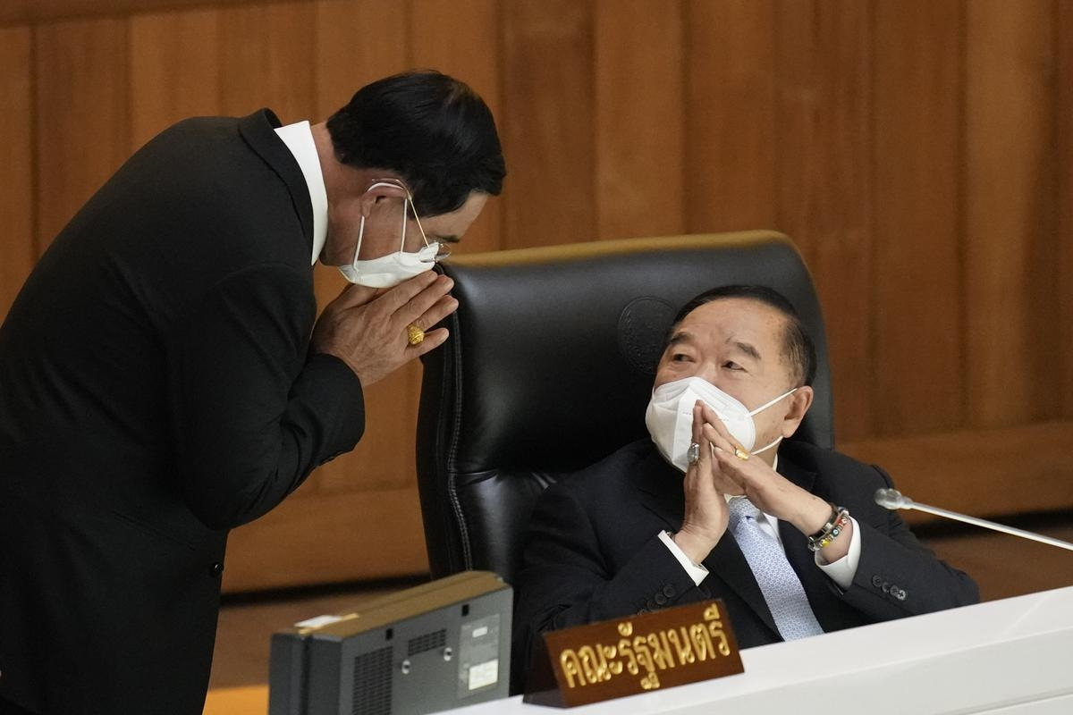 Ông Prayut (trái) chào ông Prawit tại Quốc hội Thái Lan. (Ảnh: AP).