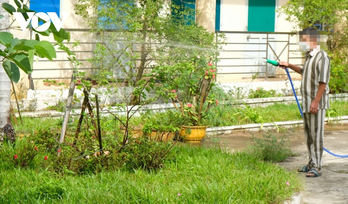 Phạm nhân Nguyễn Sáu đang tưới chăm sóc khuôn viên cây cảnh tại Trại tam giam Hoà Sơn.