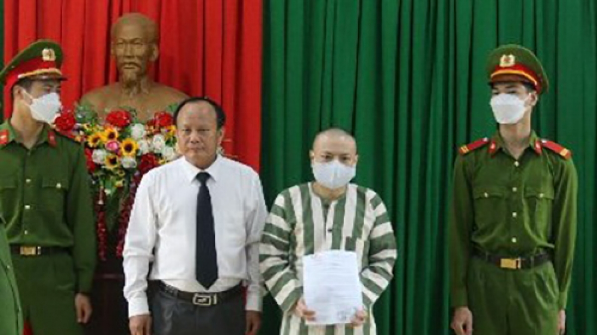 Đại diện TAND tỉnh Đắk Nông trao quyết định ân giảm của Chủ tịch nước cho Đặng Văn Hiến.