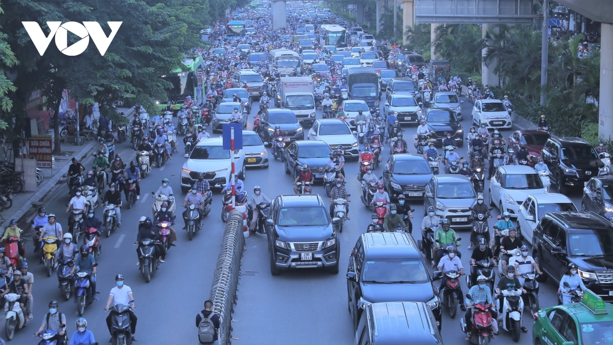 Thực tế đang chứng minh tính không hiệu quả nhiều hơn là hiệu quả mang lại của việc phân tách riêng làn xe trên đường Nguyễn Trãi, Hà Nội.