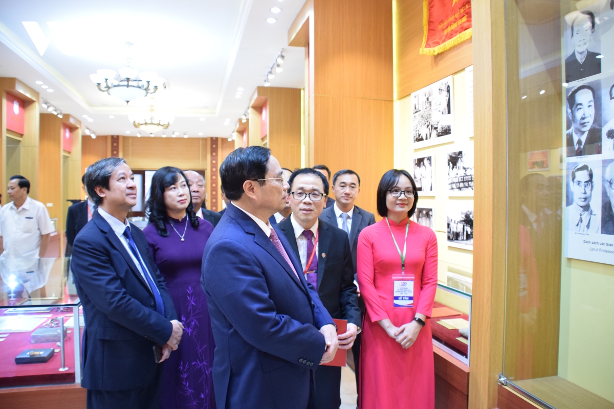 Thủ tướng và các đại biểu tham quan phòng truyền thống Trường Đại học Y Hà Nội.
