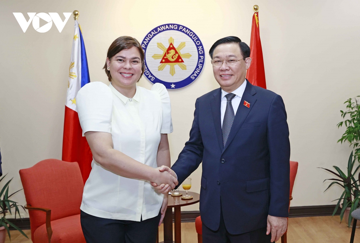Chủ tịch Quốc hội Vương Đình Huệ và Phó Tổng thống Philippines Sara Duterte.
