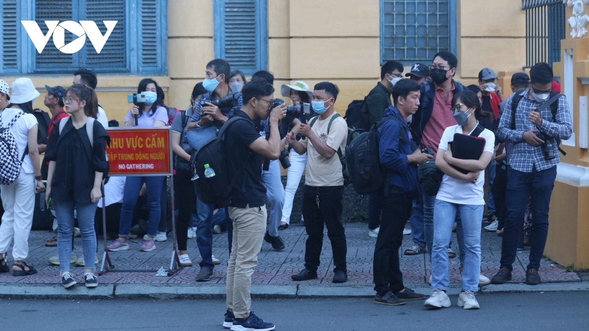 Từ sáng sớm rất đông phóng viên, youtuber, người dân có mặt trước cổng tòa.