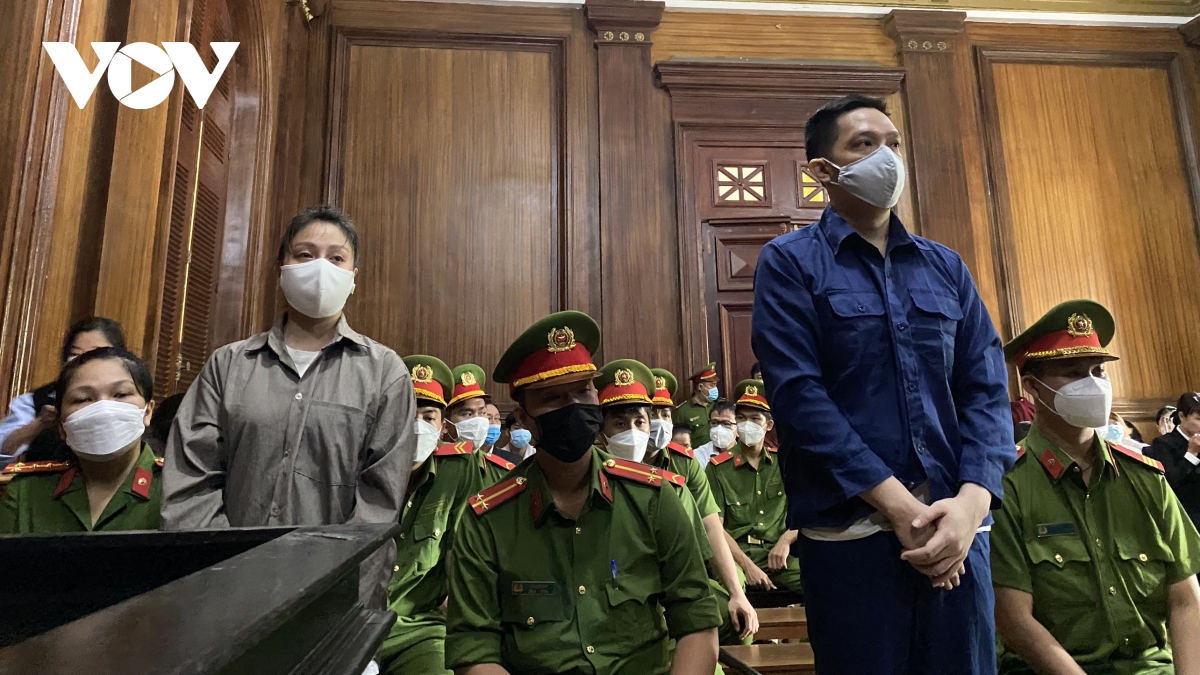 Bị cáo Nguyễn Võ Quỳnh Trang và Nguyễn Kim Trung Thái tại phiên tòa sơ thẩm lần 1, diễn ra hồi tháng 7/2022.