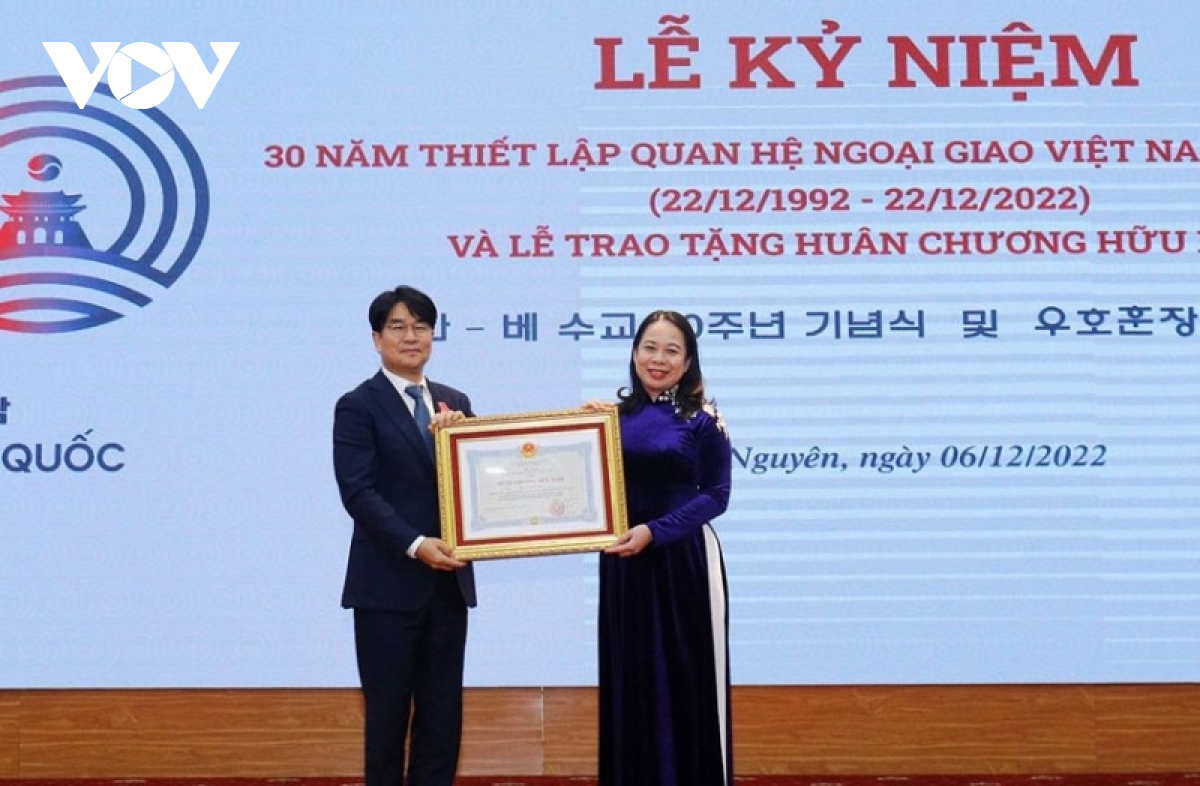 Phó Chủ tịch nước Võ Thị Ánh Xuân trao Huân chương Hữu nghị cho ông Lee Byeong Kuk.