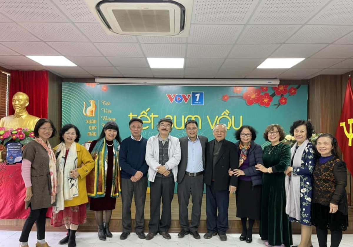Nhà văn Nguyễn Hiếu (đội mũ thứ 5 từ trái qua) trong dịp lãnh đạo Ban Thời Sự (VOV1) Đài Tiếng nói Việt Nam gặp mặt các cụ là lãnh đạo, phóng viên từng công tác tại VOV1 đã nghỉ hưu nhân dịp năm mới 2023.