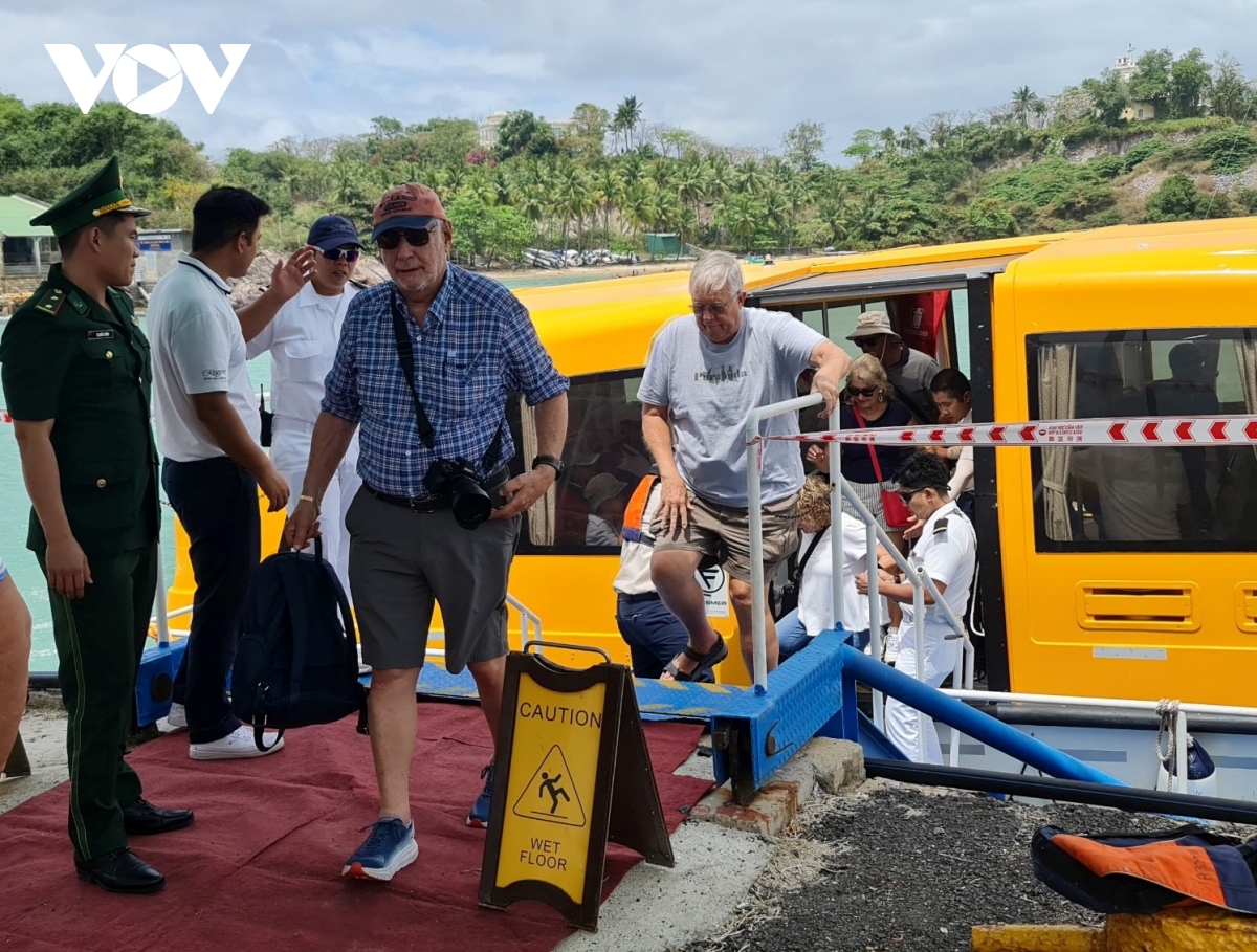 Khách du lịch quốc tế đến Nha Trang bằng tàu biển.