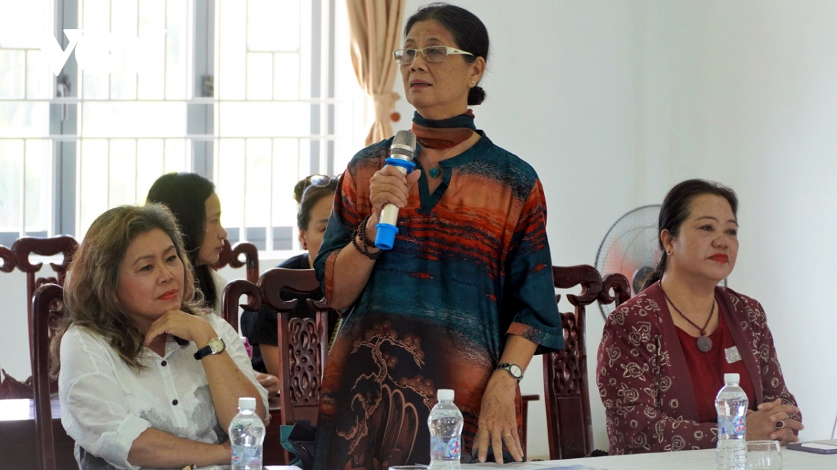 Bà Trúc Linh Lan, Chi Hội trưởng Chi hội VHNT các DTTS Việt Nam TP Cần Thơ đã nêu khó khăn về tài chính khi hoạt động sáng tác, tuyên truyền trên địa bàn.