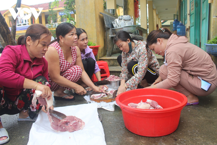 Phụ nữ xã Phong Xuân, huyện Phong Điền, tỉnh Thừa Thiên Huế mang gà vịt đến nấu ăn phục vụ đoàn cứu nạn vụ sạt lở thủy điện Rào Trăng 3.