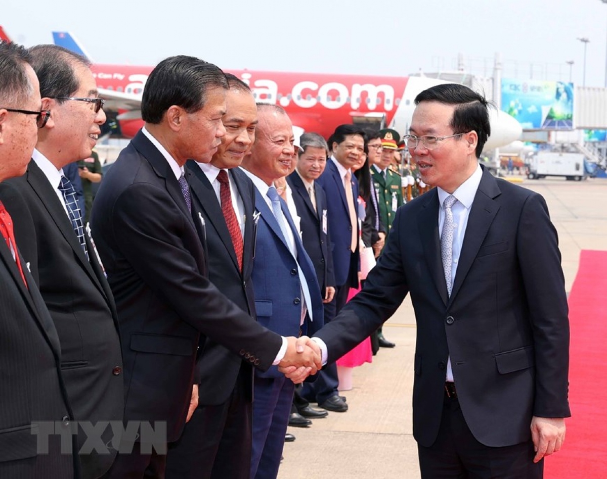 Các quan chức Lào tiễn Chủ tịch nước Võ Văn Thưởng tại Sân bay quốc tế Wattay ở Thủ đô Vientiane. (Ảnh: TTXVN)