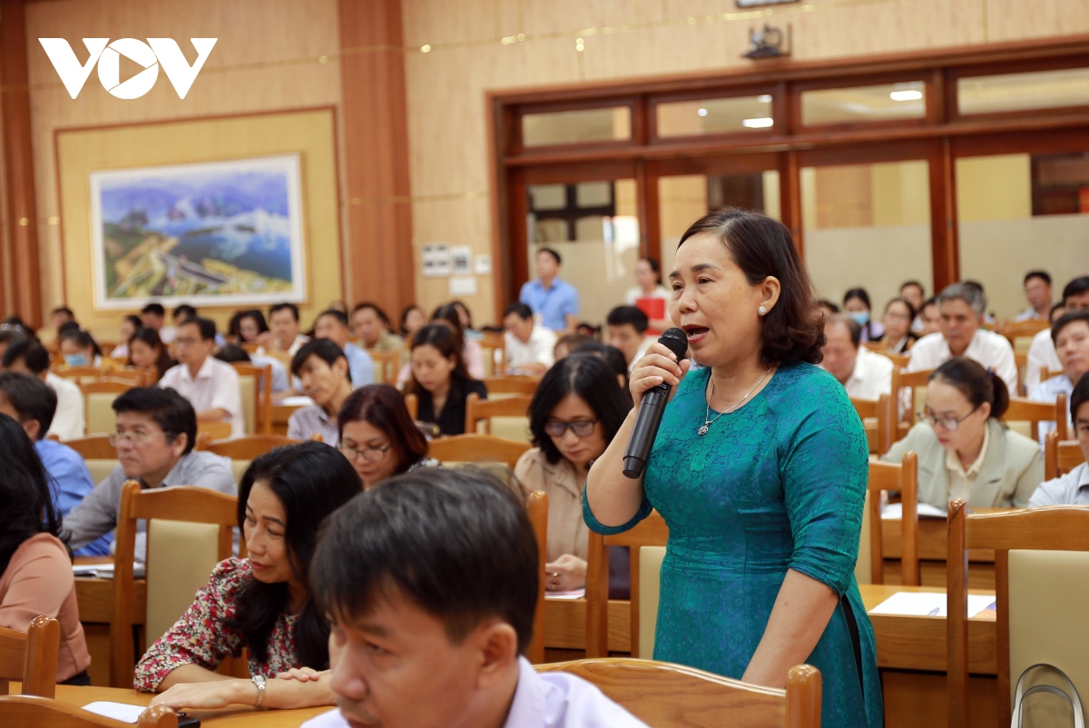 Bà Đinh Thị Phương, Trưởng Phòng Giáo dục huyện Sơn Hà, tỉnh Quảng Ngãi phát biểu tại buổi đối thoại.