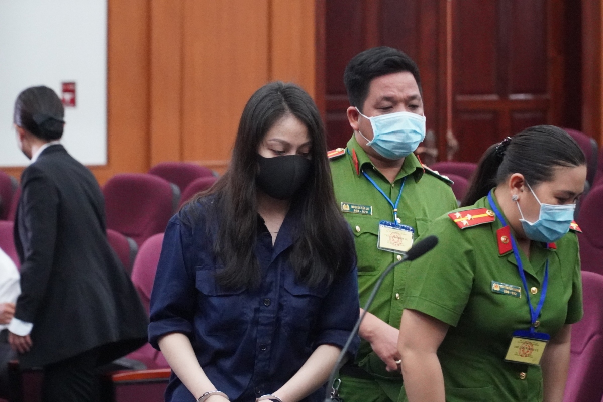 Tại phiên phúc thẩm, HĐXX chấp nhận đơn rút kháng cáo của Nguyễn Võ Quỳnh Trang.