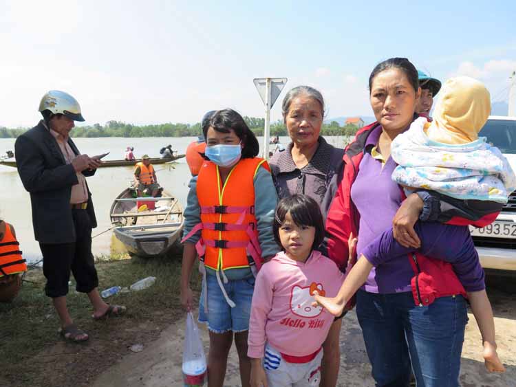 Chị Phạm Thị Hương ở thôn Hàm Hòa, xã Hàm Ninh, huyện Quảng Ninh  cùng các thành viên trong gia đình trở về nhà sau 5 ngày tránh lũ.