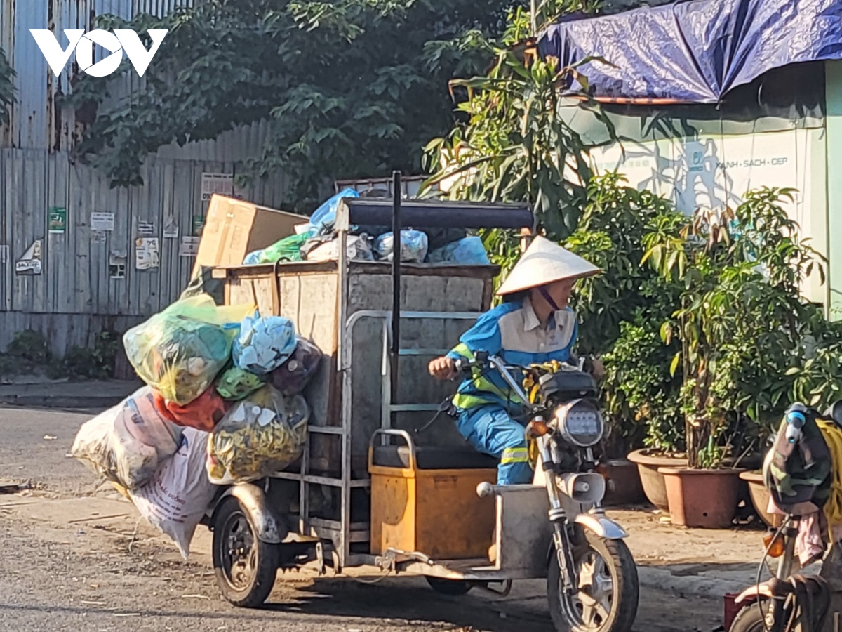 Di chuyển hay làm việc quá nhiều ở ngoài trời trong điều kiện nắng nóng có thể bị cảm nắng hay sốc nhiệt.