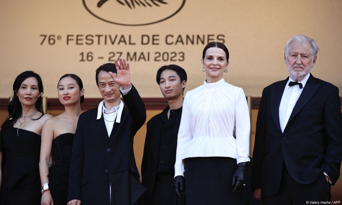 Gia đình đạo diễn Trần Anh Hùng cùng hai con, nữ diễn viên Juliette Binoche (thứ hai từ phải sang). (Ảnh: AFP)