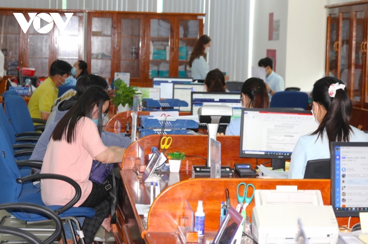 Hiện nhiều thủ tục hành chính người dân Cà Mau không cần phải đến nơi mà có thể nôp trên môi trường mạng và nhận kết quả qua bưu điện.