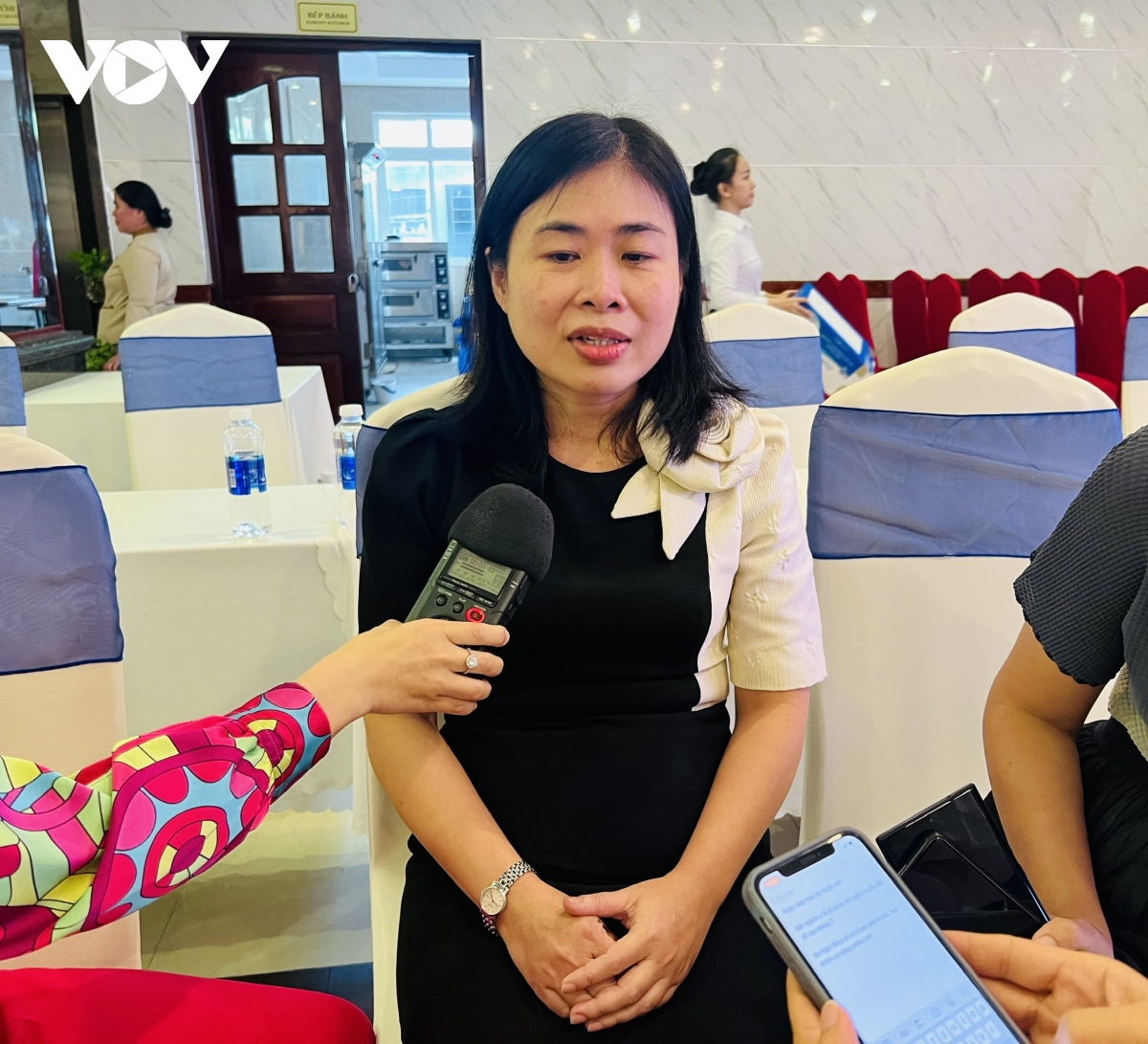 Bà Nguyễn Ngọc Việt Nga, Phó Giám đốc Sở Y tế TP. Cần Thơ trao đổi cùng phóng viên về phương pháp tháo gỡ khó khăn thuốc điều trị tay chân miệng trên địa bàn.
