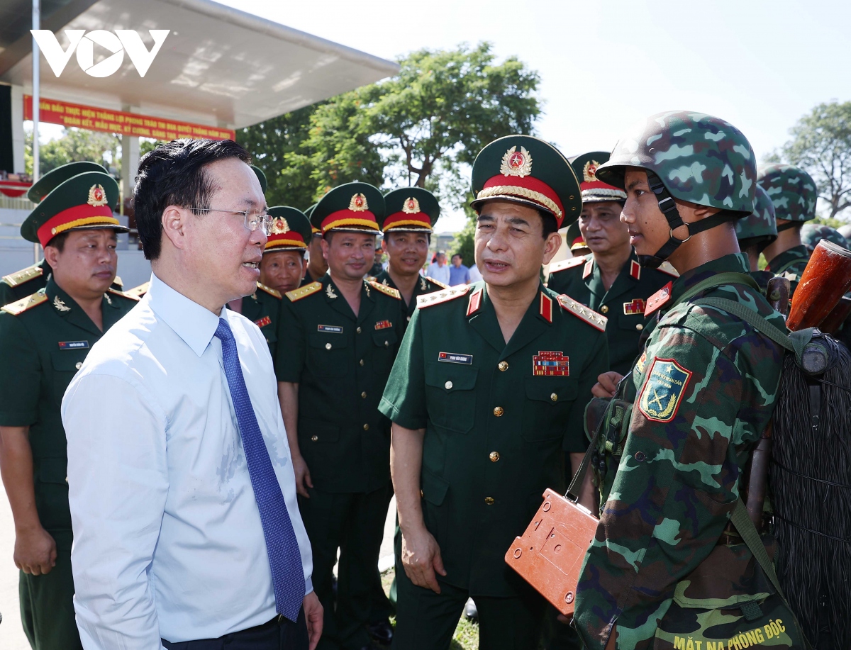 Chủ tịch nước Võ Văn Thưởng thăm hỏi, động viên cán bộ, chiến sĩ Quân khu 2.