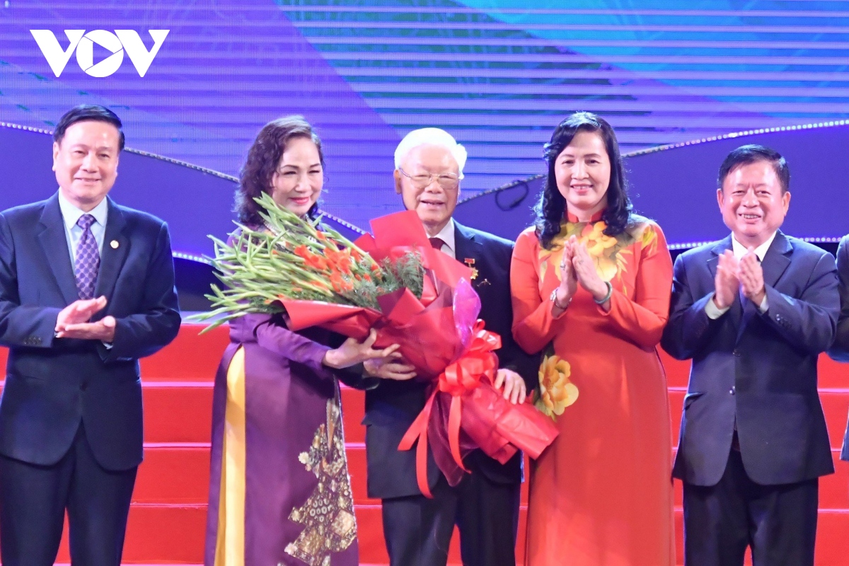 Trao tặng Kỷ niệm chương vì Sự nghiệp Văn học Nghệ thuật Việt Nam cho Tổng Bí thư Nguyễn Phú Trọng.
